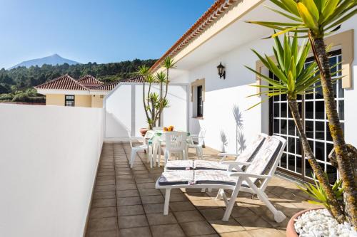 El Tanque Apartment | El Tanque: Enjoy Volcano Views from Your Private Terrace