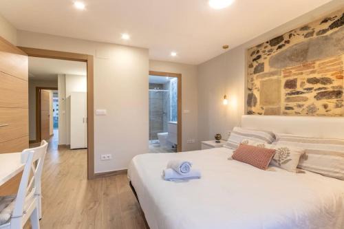 Deustuko San Pedro-Erribera Apartment | Discover El Toison: 4-Star Family Retreat in Historic Center