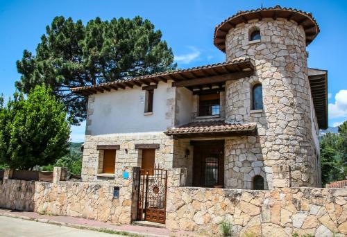 Arenas de San Pedro House | Discover El Torreón del Búho: Pet-Friendly 4-Star Retreat