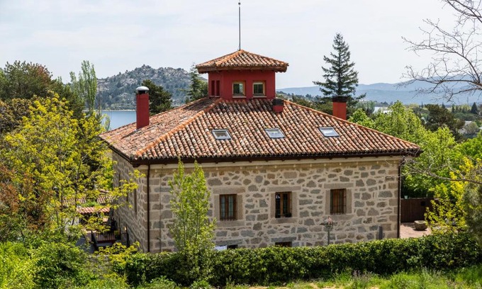 Navacerrada Hotel | Delightful El Torreon de Navacerrada with Breakfast & Dining