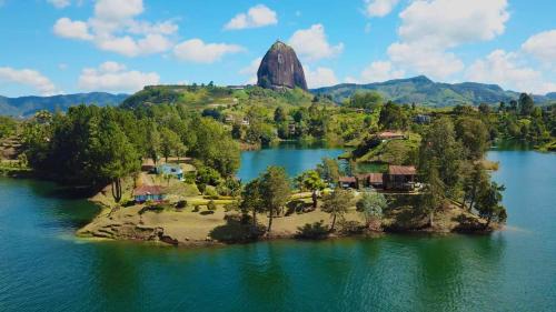 Guatape House | El Trebol: Oceanfront Escape with Top-Rated Service