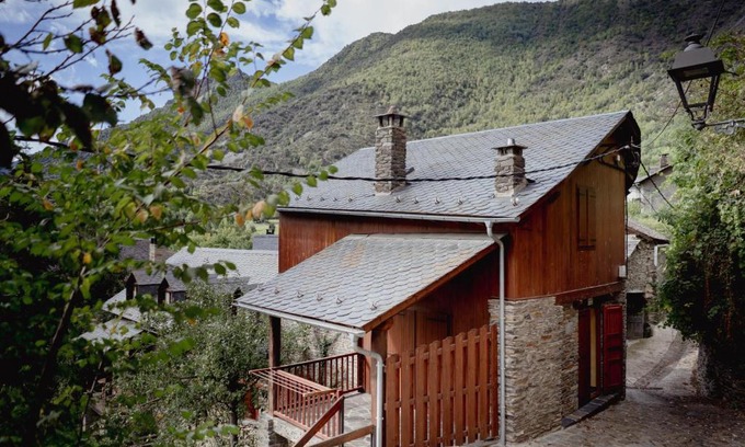 Lladros Ski Chalet | Inviting El Xalet de la Vall de Cardós with Hot Tub Access