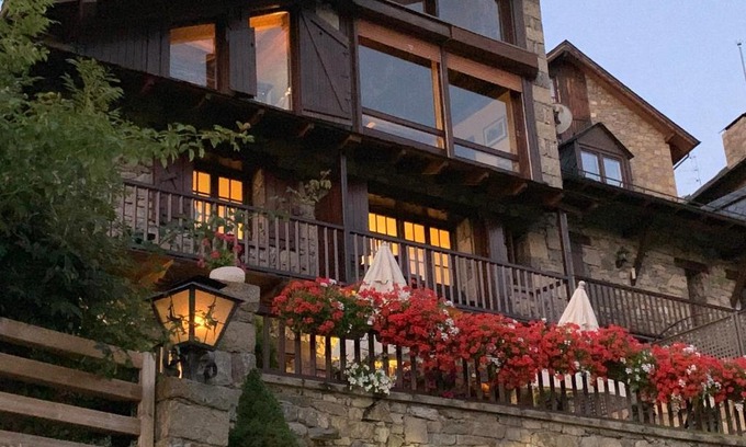 Taull Hotel | El Xalet de Taüll Hotel Rural: Unwind by the Oceanfront