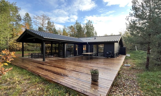 Hoensinge House | Ela: Oceanfront Retreat with Spa, Steps from the Sea