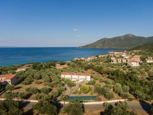 Poulithra Apartment | Elaionas: Ocean View Bliss with a 10/10 Guest Rating