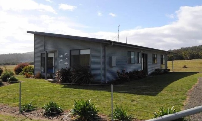 Coles Bay House | Beachfront Retreat at Elangu Beach House - Guest Rated 9.6