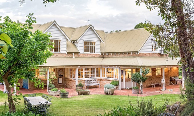 Eagle Bay House | Elanora - Cozy Home Steps from Beach, Pet Friendly Retreat