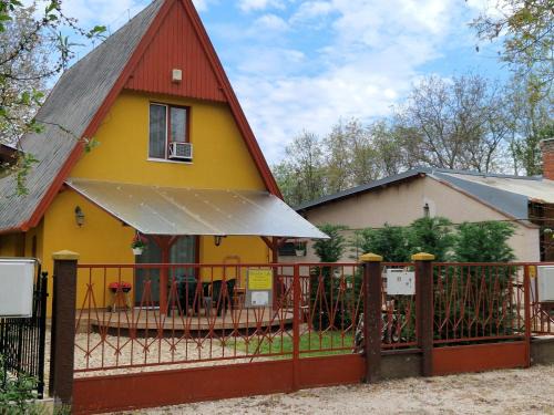 Gyoparosfuerdo House | Top-Rated Elbújtat-Lak Vendégház with Family Amenities