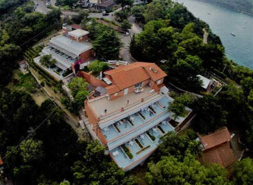 Naregno Apartment | Elba Residence: Pet-Friendly Retreat for Families