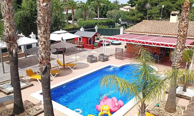 Elche House | Family-Friendly Elche with Pool, Wifi, and BBQ Facilities