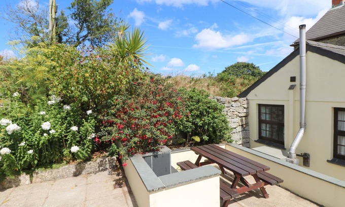 Penryn Cottage | ELDAMAR COTTAGE: Characterful Pet-Friendly Getaway in Falmouth