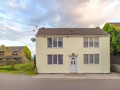 Bridgend House | Cozy Elder Cottage: Pet & Child Friendly Retreat