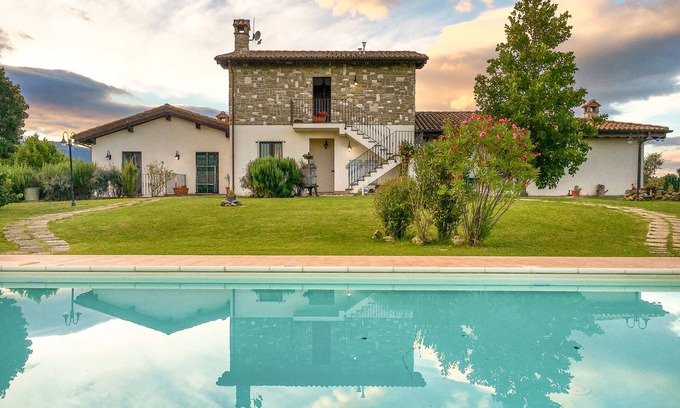 Lidarno House | Inviting Villa with Pool in Umbrian Countryside Near Assisi