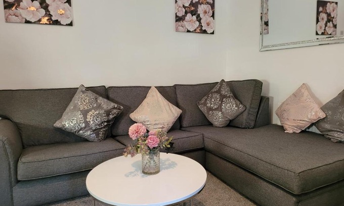 Cornforth Apartment | Elegant Apartments: Family-Friendly Stay with Kitchen Access