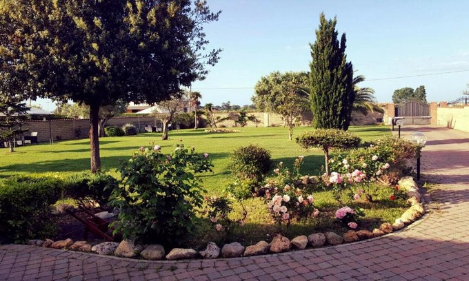 Ladispoli Bed & Breakfast | Elegance B&B: Oceanfront Retreat with Pool & Hot Tub