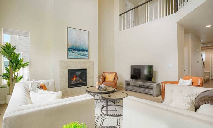 Longmont House | Discover Elegance on Linda Pl: Pet-Friendly Retreat