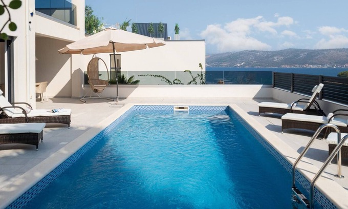 Razanj Villa | Elegant Villa Palm Bay 2 with Heated Pool & Ocean Views