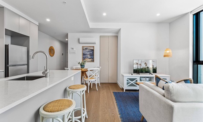 Preston Apartment | Elegant 1-Bed with Rooftop Pool near Shopping Destinations