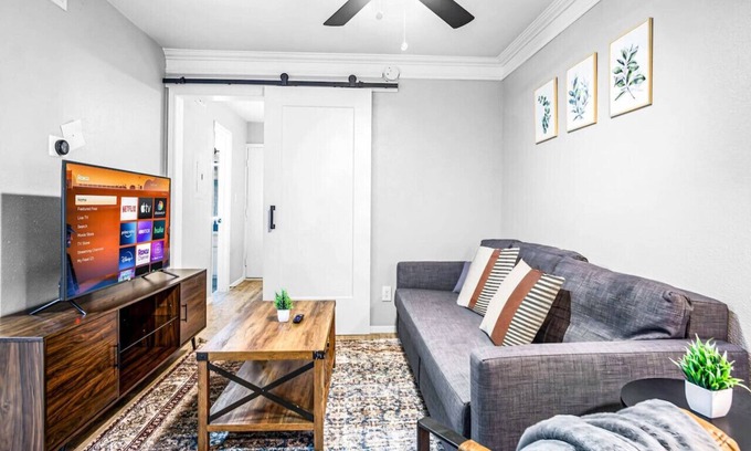 Brentwood Apartment | Elegant 1BR Haven - 10 Min to Downtown Austin