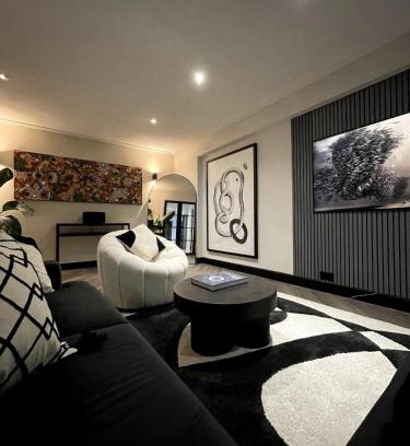 Brondesbury Park Apartment | Bright 2-Bed Oasis with Artful Decor in Queens Park