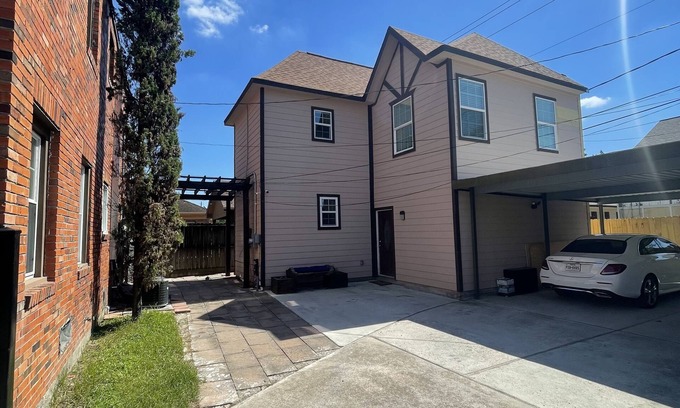 MacGregor House | Stylish 2 Bedroom Home in the Vibrant Museum District