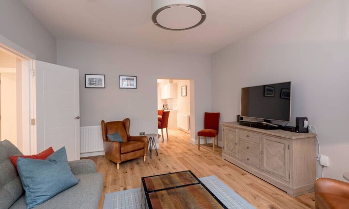 West End Apartment | Stylish Edinburgh Apartment with Spa and Family Amenities