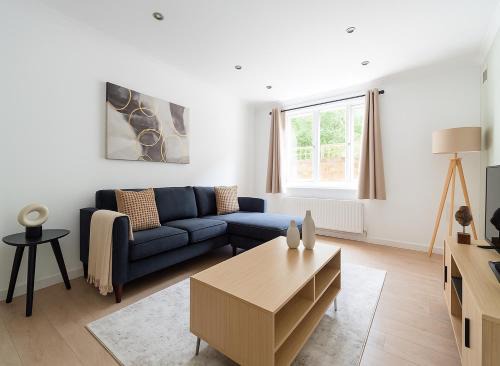 Avonmore and Brook Green Apartment | Elegant 2 Bedroom Apartment in Battersea