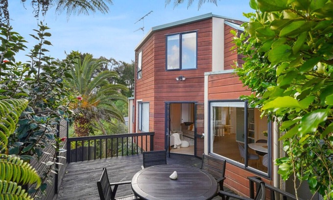 Northcross House | Stylish Family Retreat with Aircon & Steps to the Beach