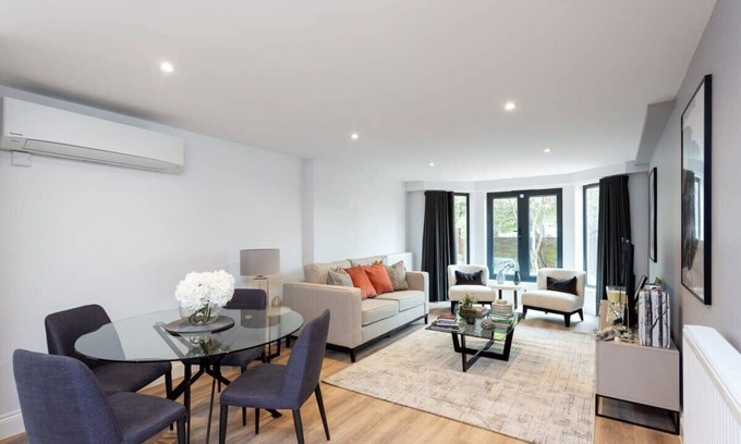 Kensington Apartment | Exceptional 2BD Apartment in Earls Court with Kitchen