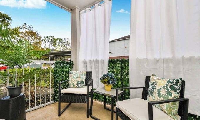 Astrodome Apartment | Elegant 2BD King in Master, NRG/TMC, Fireplace!