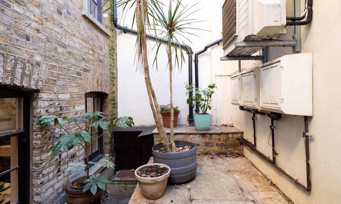 Kennington Apartment | Stylish 2BR Kennington Retreat with Patio and Spa Access