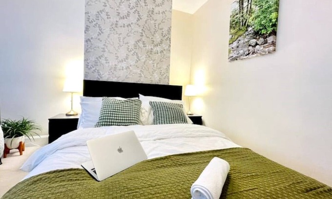 Falconwood and Welling Apartment | Stylish 2BR Retreat with Garden and Netflix Access