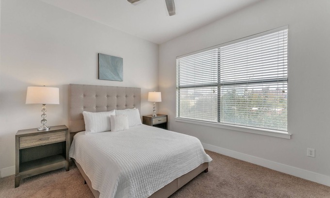Oak Lawn Apartment | Stylish 2Br Apartment with Pool, Gym, and Parking Access