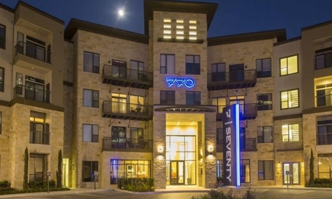 Memorial Condo | Elegant 2BR Condo at 7 Seventy – Your Poolside Retreat