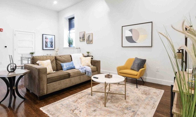 Downtown Newark Hotel | Stylish 2BR Loft with King Bed Near NYC Attractions