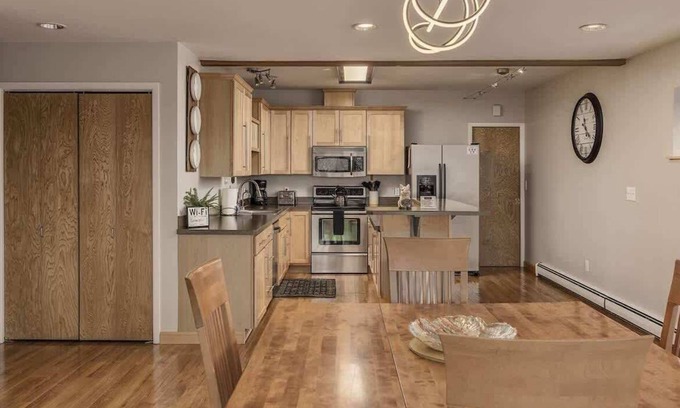 Downtown Anchorage Apartment | Executive 2 Bedroom Downtown Rental - Rated 9.6/10