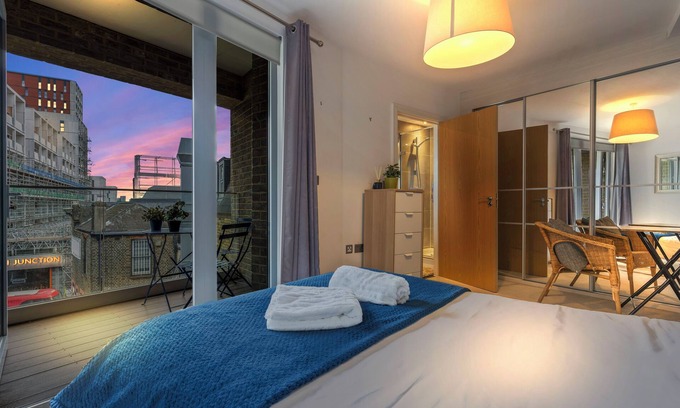 Shacklewell Apartment | Elegant 3 Bed Apartment Near Many Attractions