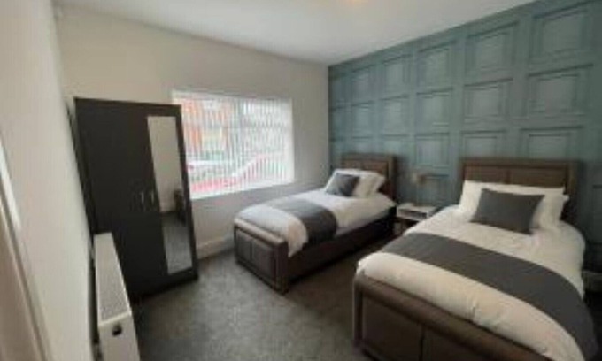 Cradley Apartment | Elegant 3 Bedroom Apartment with Pool and Spa Amenities