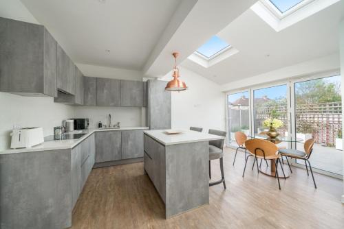 Island Gardens House | Elegant 3 Bedroom Retreat Steps from Canary Wharf