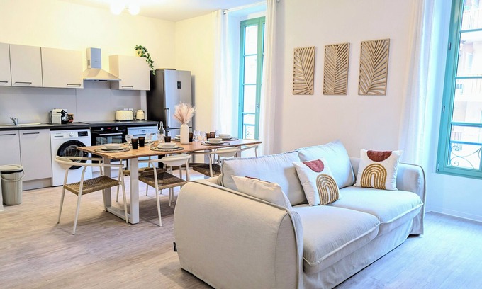 Quartier du Port Apartment | Elegant 3-room apartment with large terrace in Le Port