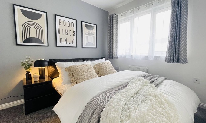 Glasgow House | Stylish 3BR House in Glasgow with Breakfast Included