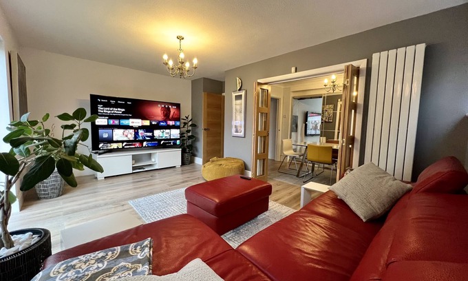 Petts Wood and Knoll House | Stylish 4 Bedroom Detached Home with Spa and Hot Tub