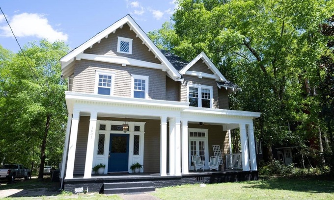 Montgomery House | Inviting 5 BR Home Minutes from Capitol with Breakfast