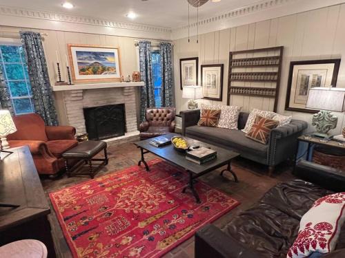 Audubon Park House | Stylish 6 Bedroom Home with Hot Tub in Memphis' Heart