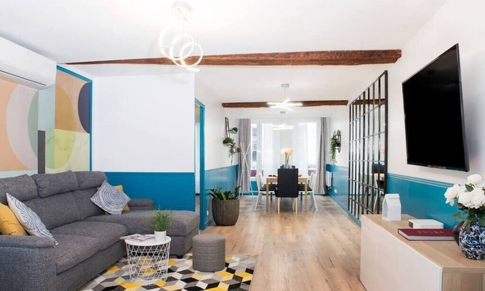 Strasbourg -Saint-Denis Apartment | Elegant MIRROR HOUSE: Paris Centre with Spa & Kitchen