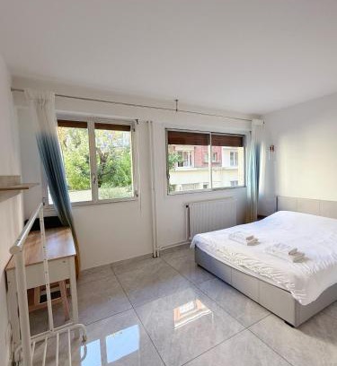 Auteuil Bed & Breakfast | Stylish Studio Jouvenet: Pet Friendly & Family Welcome