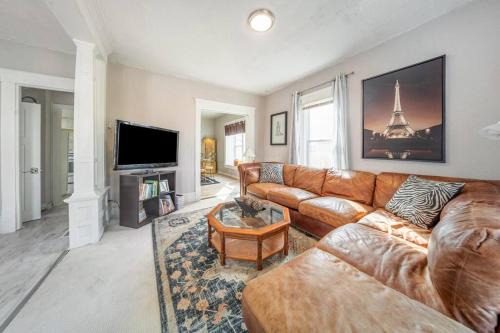 Akron House | Elegant Paris-Themed Retreat: 4-Star Family Friendly Stay