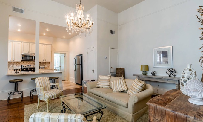 Uptown Historic District Apartment | Modern Apartment Retreat in Garden District - Pet Friendly