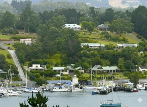 Huon Valley Boat Rental | Scenic Floating Boathouse for an Unforgettable Stay
