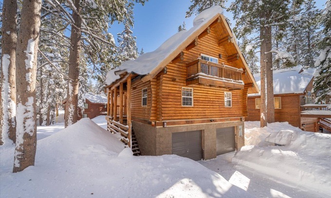 Serene Lakes House | Inviting Log Cabin Steps from Trails and Beach Near Sugarbowl